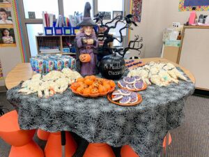 Classroom Halloween Party | Fun + Easy Room Mom Ideas