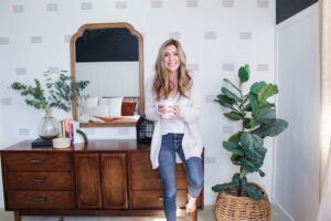 How to Make a Sponge Paint Accent Wall | DIY Trend